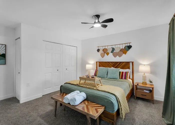 Old Town | Pool | Bbq | End Unit | Pet *